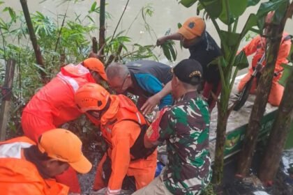 Banjir masih merendam puluhan RT di Jakarta hingga Jumat pagi dengan ketinggian air mencapai 3,5 meter di sejumlah wilayah.
