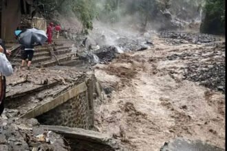 Banjir bandang kembali merusak kawasan wisata Guci, Tegal, dan memaksa pemerintah menetapkan status tanggap darurat selama 14 hari.
