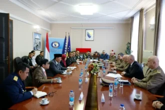 Menhan RI Sjafrie Sjamsoeddin saat pertemuan bilateral dengan Menhan Bosnia dan Herzegovina di Sarajevo, memperkuat diplomasi pertahanan kedua negara.