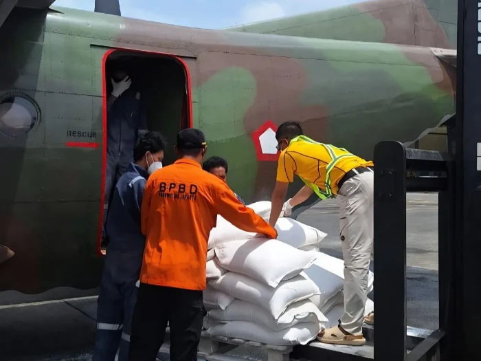 BMKG menegaskan Operasi Modifikasi Cuaca aman secara ilmiah dan bukan pemicu bencana tersembunyi.