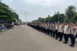 Aparat kepolisian bersiaga mengawal aksi unjuk rasa di kawasan Monas dan Gedung DPR/MPR RI, Jakarta Pusat.