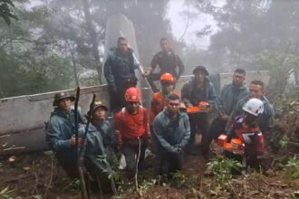Tim SAR gabungan mengabadikan bagian ekor di lokasi serpihan pesawat ATR 42-500 PK-THT di medan terjal Gunung Bulusaraung.