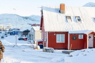 Ribuan warga Greenland dan Denmark bersatu menolak rencana akuisisi AS, menegaskan hak menentukan nasib sendiri.