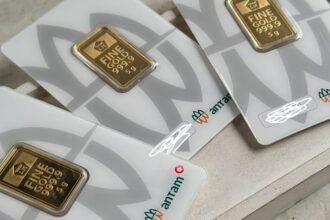 Harga emas Antam kembali melemah pada perdagangan Sabtu, 17 Januari 2026.