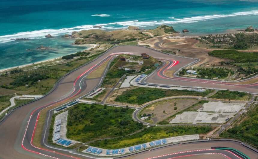 Sirkuit Pertamina Mandalika, Lombok Tengah, Nusa Tenggara Barat, yang menjadi salah satu magnet utama kunjungan wisata sepanjang 2025.