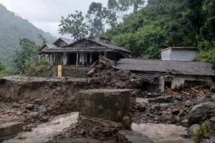 Banjir bandang di Desa Sumberrejo, Jepara, terjadi dua kali dalam tiga hari akibat hujan deras yang menyebabkan Sungai Tempuran meluap dan merendam ratusan rumah warga.