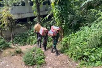Prajurit TNI menembus medan berat demi memastikan bantuan logistik bencana sampai ke desa terpencil di Sumatra.