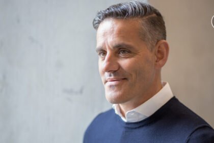 Perkenalan resmi John Herdman sebagai pelatih baru timnas Indonesia ditunda akibat kondisi kesehatan.
