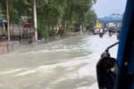 Kemacetan melanda kawasan Pelabuhan Perikanan Muara Baru akibat banjir yang belum sepenuhnya surut.