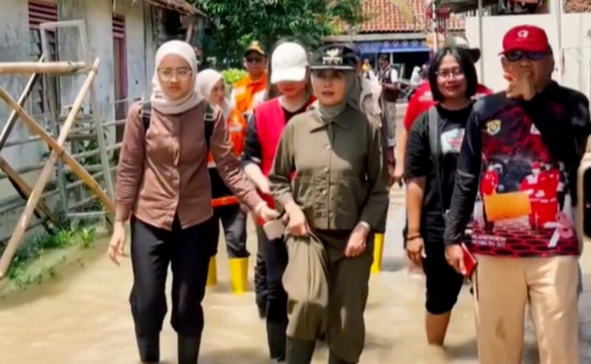 Bupati Kendal Dyah Kartika Permanasari meninjau langsung lokasi banjir di Desa Kumpulrejo, Kecamatan Kaliwungu.