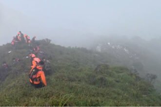 Basarnas mengerahkan tim darat dan helikopter untuk menelusuri lokasi jatuhnya pesawat di kawasan Bulusaraung, Sulawesi Selatan.