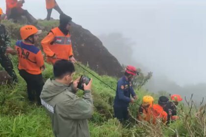 DPR RI mengimbau publik menahan spekulasi terkait insiden hilang kontak pesawat ATR 42-500 di Maros saat tim SAR mengungkap fakta lapangan.