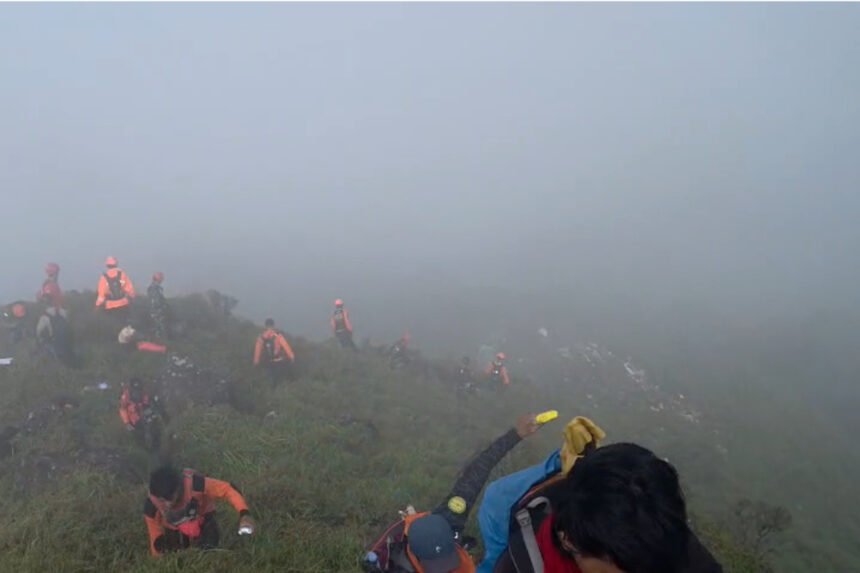 Personel SAR gabungan melakukan proses evakuasi korban dan identifikasi serpihan pesawat di area jurang pegunungan Sulawesi Selatan.