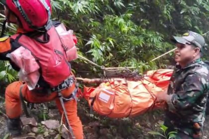 Basarnas melanjutkan evakuasi korban dan bagian pesawat ATR 42-500 di Gunung Bulusaraung dengan mengandalkan jalur udara.