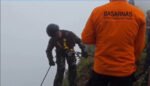 Prajurit Korpasgat TNI AU menuruni tebing Gunung Bulusaraung dengan teknik rappelling untuk menjangkau lokasi jatuhnya pesawat ATR 42-500.