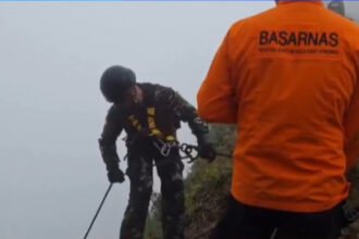 Prajurit Korpasgat TNI AU menuruni tebing Gunung Bulusaraung dengan teknik rappelling untuk menjangkau lokasi jatuhnya pesawat ATR 42-500.