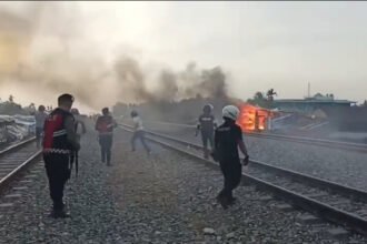 Polisi menggerebek dan memusnahkan barak narkoba di pinggiran rel kereta api Desa Tembung, Deli Serdang, Sumatra Utara.