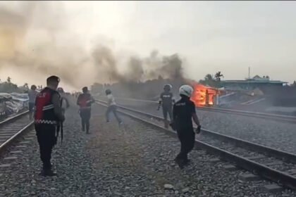 Polisi menggerebek dan memusnahkan barak narkoba di pinggiran rel kereta api Desa Tembung, Deli Serdang, Sumatra Utara.