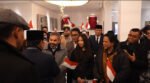 Warga negara Indonesia yang tergabung dalam komunitas diaspora Basel berfoto usai menyambut Presiden Prabowo Subianto saat kunjungan ke Swiss.