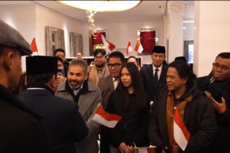 Warga negara Indonesia yang tergabung dalam komunitas diaspora Basel berfoto usai menyambut Presiden Prabowo Subianto saat kunjungan ke Swiss.