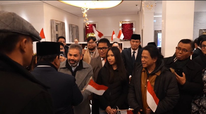 Warga negara Indonesia yang tergabung dalam komunitas diaspora Basel berfoto usai menyambut Presiden Prabowo Subianto saat kunjungan ke Swiss.