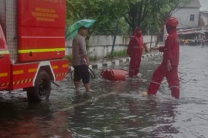 Genangan air masih merendam sejumlah permukiman dan ruas jalan di DKI Jakarta hingga Kamis siang akibat hujan deras.