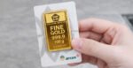 Kenaikan drastis harga emas Antam hingga Rp2,88 juta per gram menandai rekor tertinggi sepanjang masa di tengah penguatan tren investasi emas awal 2026.