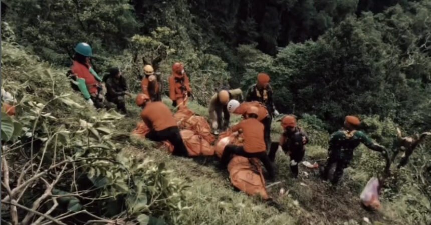 Operasi SAR kecelakaan pesawat ATR 42-500 di Pangkep resmi ditutup setelah seluruh korban ditemukan, sementara proses identifikasi dan investigasi kecelakaan masih berlanjut.