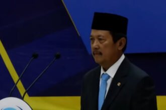 Menteri Kelautan dan Perikanan Sakti Wahyu Trenggono dievakuasi usai pingsan saat memimpin upacara penghormatan jenazah di AUP Jakarta.