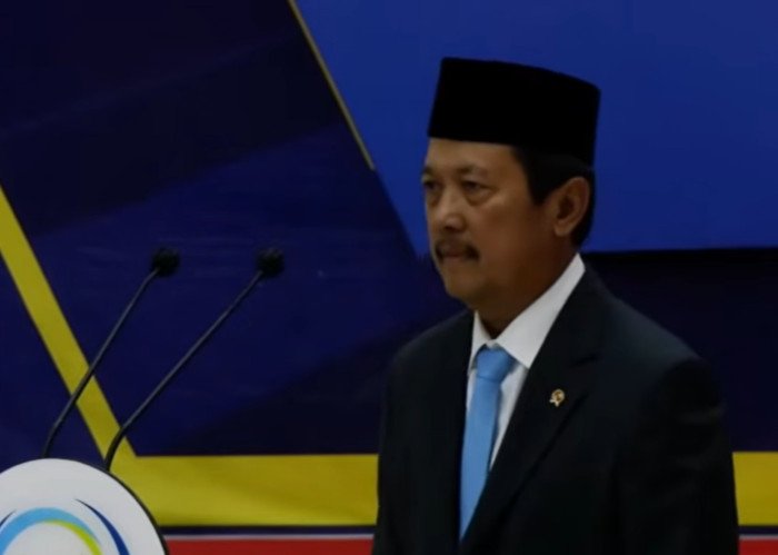 Menteri Kelautan dan Perikanan Sakti Wahyu Trenggono dievakuasi usai pingsan saat memimpin upacara penghormatan jenazah di AUP Jakarta.