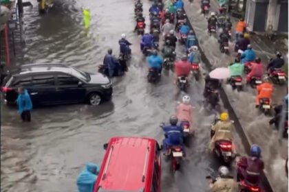 Banjir setinggi hingga 30 sentimeter membuat arus lalu lintas di Jalan Daan Mogot tersendat dan memicu kemacetan panjang, Kamis (29/1/2026).
