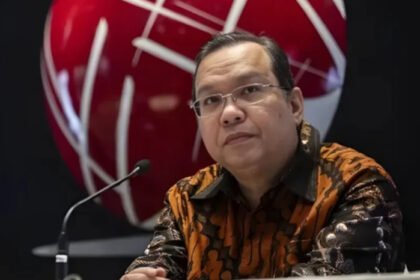 IHSG menguat di tengah gejolak pasar, sementara Dirut BEI Iman Rachman resmi mengundurkan diri.