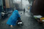 Luapan Kali Ciliwung kembali memicu banjir di Jakarta setelah hujan deras mengguyur ibu kota.