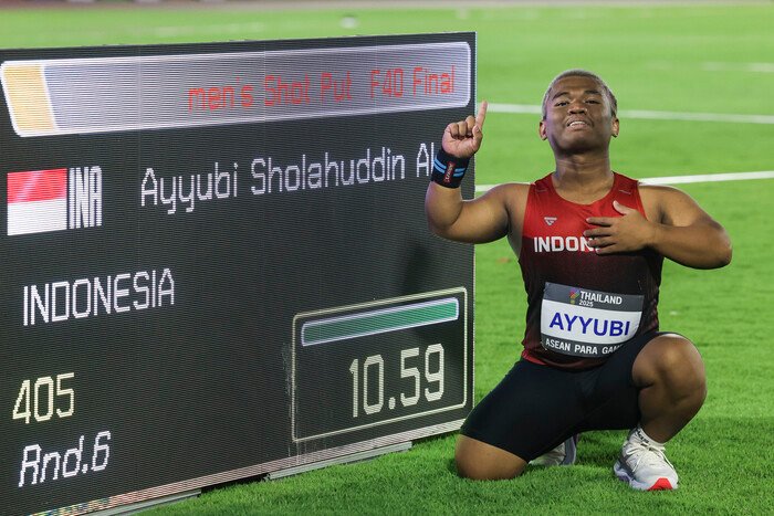 Para atlet para atletik Indonesia merayakan kemenangan usai memastikan dominasi medali emas di ASEAN Para Games 2025 Thailand.