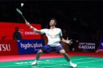Alwi Farhan mengangkat trofi juara tunggal putra DAIHATSU Indonesia Masters 2026 usai menang meyakinkan di Istora Senayan.
