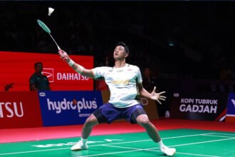 Alwi Farhan mengangkat trofi juara tunggal putra DAIHATSU Indonesia Masters 2026 usai menang meyakinkan di Istora Senayan.