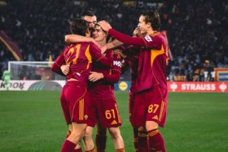 Skuad Roma merayakan kemenangan penting atas Stuttgart yang membawa mereka ke babak delapan besar Liga Europa, 23 Januari 2026.