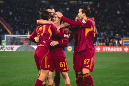 Skuad Roma merayakan kemenangan penting atas Stuttgart yang membawa mereka ke babak delapan besar Liga Europa, 23 Januari 2026.