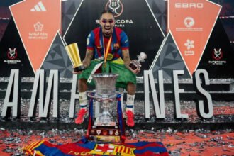 Winger Barcelona Raphinha tampil gemilang saat menghadapi Real Madrid dan menyamai rekor kemenangan El Clásico Cristiano Ronaldo.