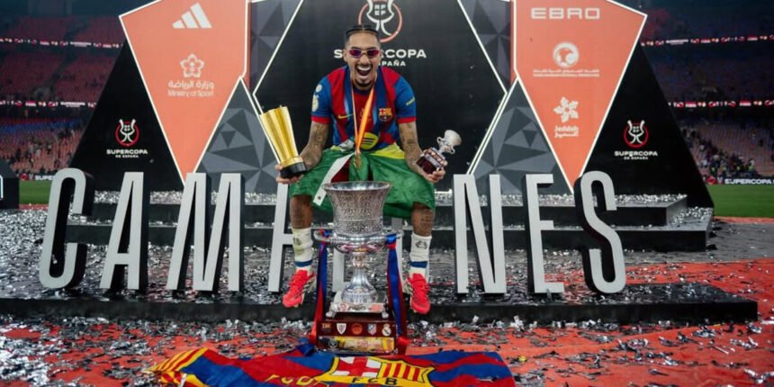 Winger Barcelona Raphinha tampil gemilang saat menghadapi Real Madrid dan menyamai rekor kemenangan El Clásico Cristiano Ronaldo.