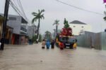 Banjir Kabupaten Tangerang merendam pemukiman dan memaksa ribuan warga mengungsi akibat hujan ekstrem berkepanjangan.