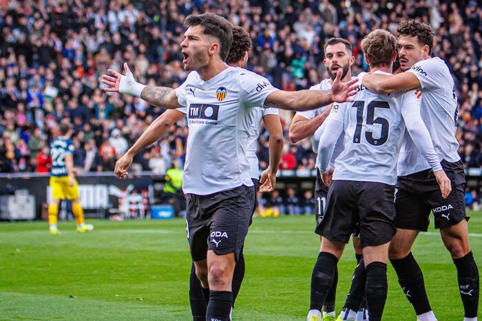 Valencia memastikan kemenangan dramatis atas Espanyol lewat penalti di menit akhir laga Liga Spanyol pekan ke-21.