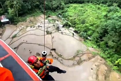 Tim SAR Gabungan menurunkan personel dari helikopter untuk mengevakuasi korban kecelakaan pesawat ATR 42-500 di tebing curam Pegunungan Bulusaraung, Pangkep.