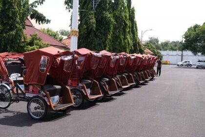 Sebanyak 100 becak listrik dibagikan kepada penarik becak lanjut usia di Tuban sebagai upaya meringankan beban kerja dan meningkatkan kesejahteraan.