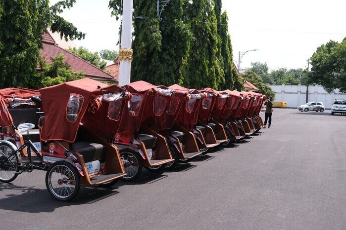 Sebanyak 100 becak listrik dibagikan kepada penarik becak lanjut usia di Tuban sebagai upaya meringankan beban kerja dan meningkatkan kesejahteraan.