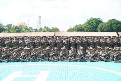 Korps Brimob Polri memberikan penghargaan kepada ratusan personel Operasi Damai Cartenz 2025 yang sukses menjalankan tugas pengamanan di Tanah Papua.