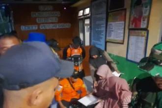 Puluhan penumpang dievakuasi saat longboat terbalik di perairan Halmahera Selatan.