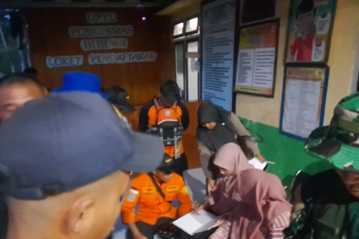 Puluhan penumpang dievakuasi saat longboat terbalik di perairan Halmahera Selatan.