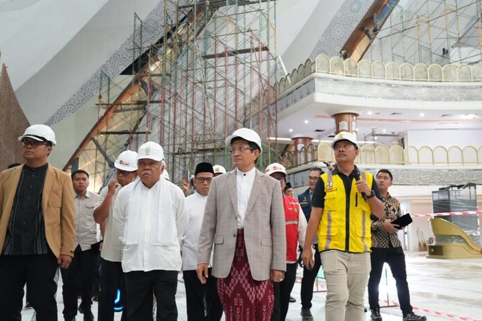 Menag Nasaruddin Umar meninjau pembangunan Masjid Negara dan Gereja Basilika di IKN sebagai simbol toleransi beragama Indonesia.