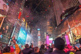 Lautan manusia memadati Times Square saat dunia menanti Ball Drop penanda dimulainya tahun 2026.